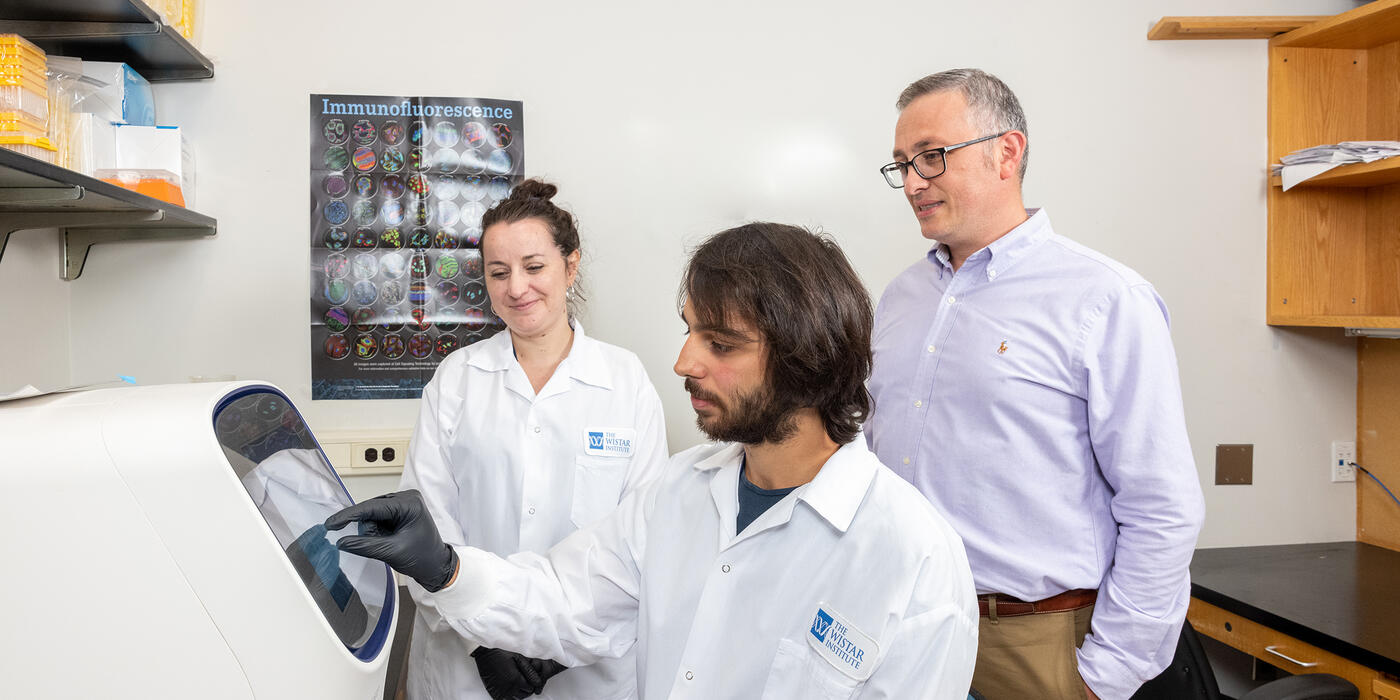 Dr. Italo Tempera in the lab with two lab members